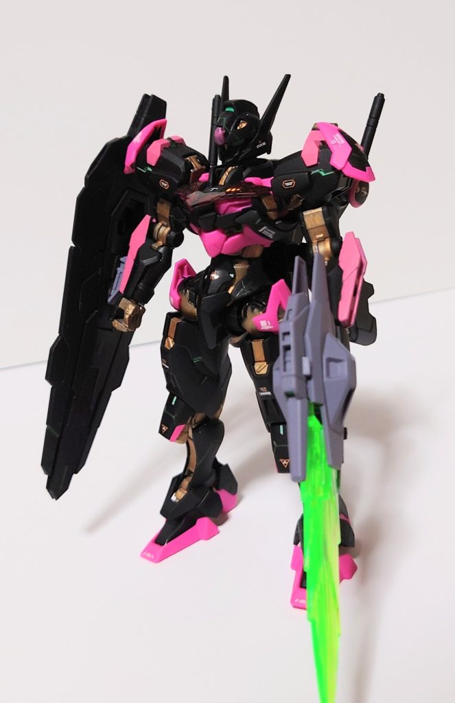 作ったのはだいぶ前ですが、最近デカールを貼りました。一番くじのクリアエアリアルのビームパーツを差していますが、普通にサイズが合いませんでした。