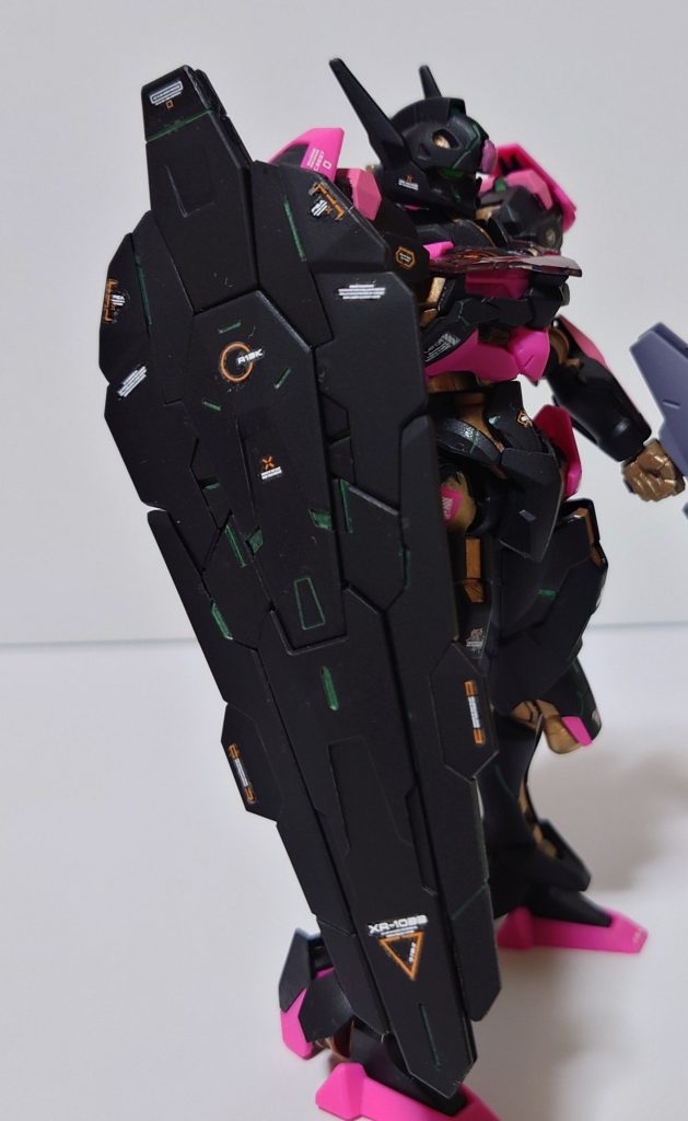 シールドが結構お気に入りです。ところどころに入っている緑色の線がチャームポイントですね。なんかホコリが付いてるのもチャームポイント。