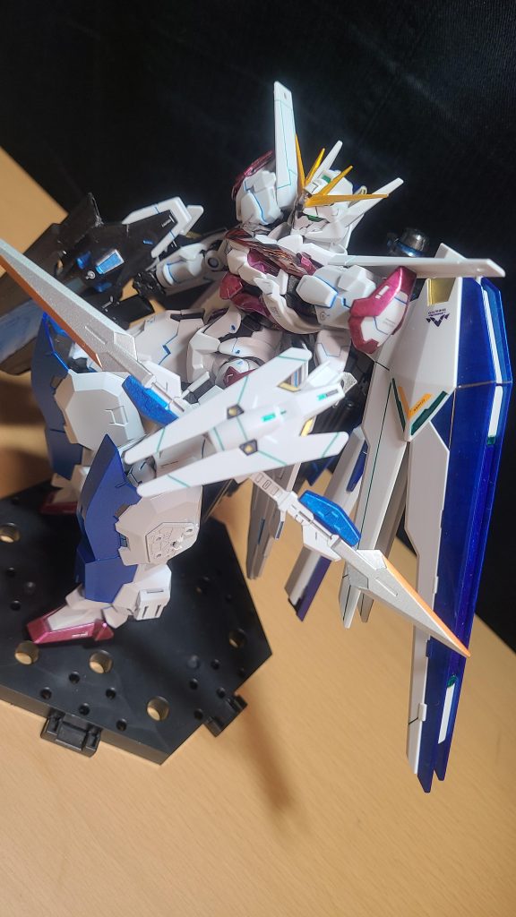 アンテナはRG υガンダムのもの。頭部と額のクリアパーツを削って挿し込みました。肩の追加装甲はRG υガンダムのファンネルを短くしたもの。両腕にはHG ユーラヴェンガンダムのセンサーを盾っぽく流用。