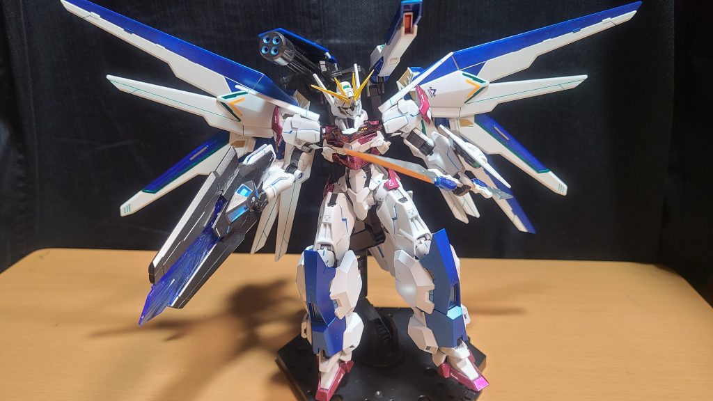 バックパックはHG ガンダムヘリオスから。片方のキャノンをHG ガンダムルブリスウルのガトリングに付け替え。ライフルはHG ガンダムキャリバーンのビットを短くして貼り付け大型化。