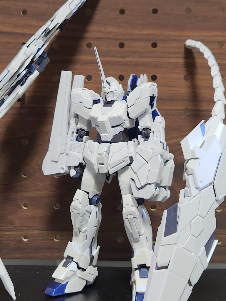 白外装にはクリスタルカラーサファイアブルーを吹いています。青い反射を狙いましたが、黄ばんだ感じ(塗料がクリーム色のため)になってしまったので、青ユニコーンの純白さを落としてしまったのは残念です。