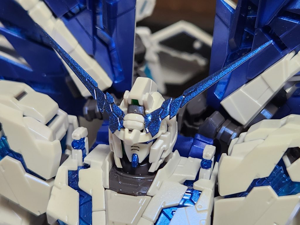 お気に入りの角です。ウイノーブラックの上からサファイアブルーを吹きました。濃いめのラメが良い感じです。