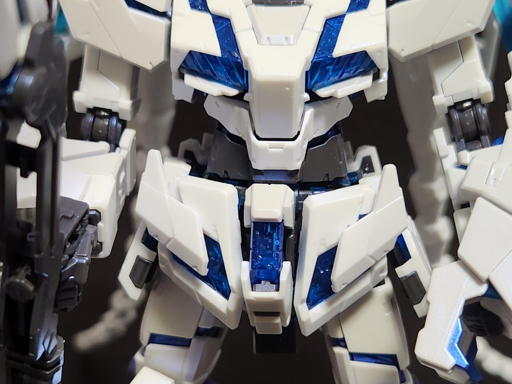 サイコフレームは究極レインボーを使った歯ブラシ弾きでランダムに塗装しました。その後クリアブルーを少し加えた光沢クリアで光沢仕上げです。