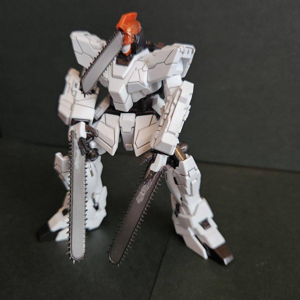 雑な仕上げですが、ちょうど良いサイズのフィギュアからチェーンソーを取り外してユニコーンに移植しました。