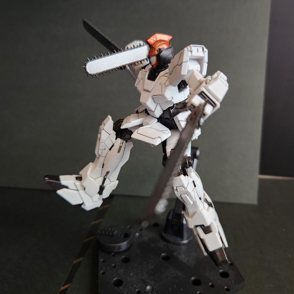 チェーンソーの悪魔と契約したガンダム–3枚目/制作者：アイアンビリー