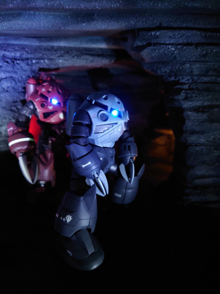 モノアイは無理やりですが、左右可動します。