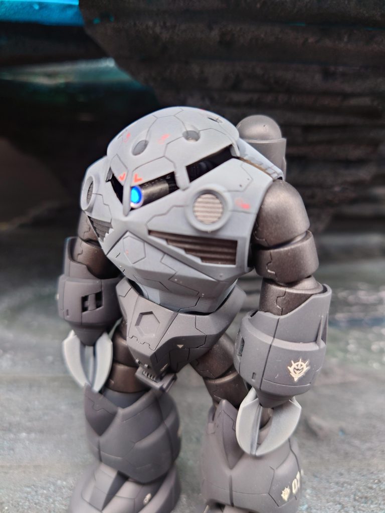 この量産型ズゴックは過去に制作したものですが、スジ彫り練習にネット検索の作品で真似したかったので、かなりパクリです他、ディティールアップとモノアイ電飾、オリジナルデカールと渋め塗装です。