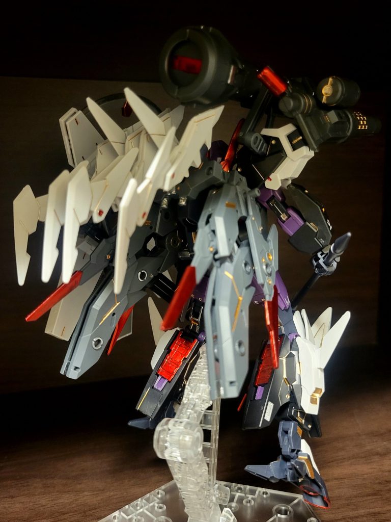 バックパックにはスラスターともともとのギザギザのやつを装備しています。