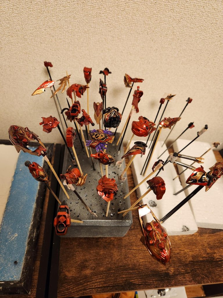 トップコート(スプレー)を３回に分けて吹き付けてみました。１回ずつ乾燥させ明日以降は2000番のフィニッシングペーパーを使い磨いて行こうと思ってます。