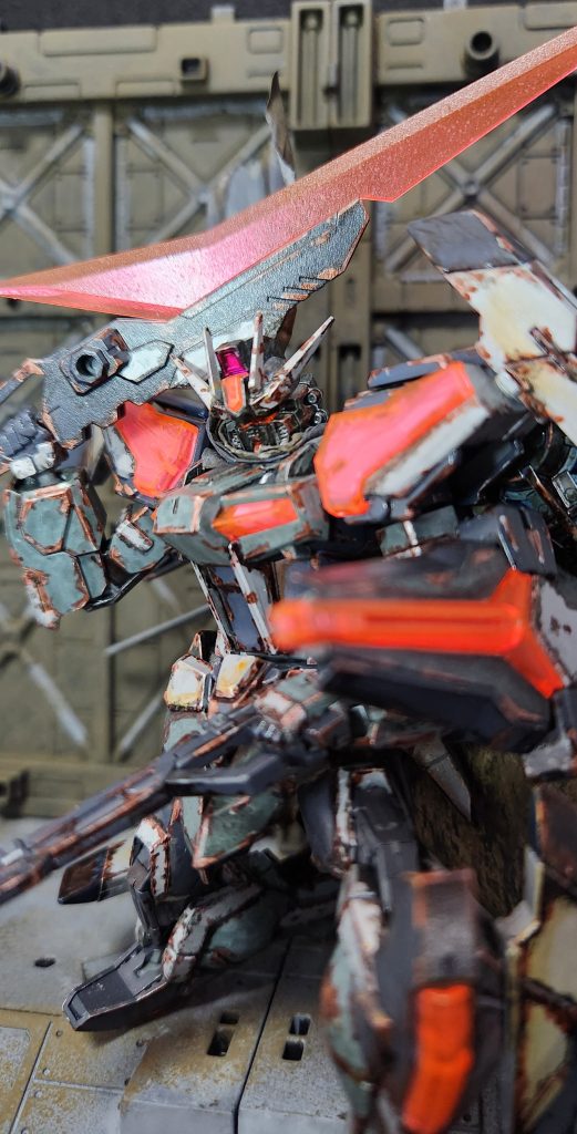 お気づきかと思いますが、左のアンテナ折れましたwキレイに直すか、そのままで屑鉄感出すか悩んだのですが、はみ出た接着剤が溶接跡に見えたので、そのまんま塗装してやりましたw逆に良い味出たよwマントとマフラーのせいで首が赤ちゃん以上に座ってないし直ぐもげるけど(下手くそ)、着脱可能で気分によってマフラー位置変えれます。