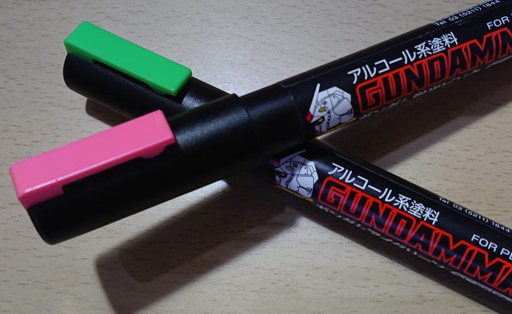 まぶしたチップ(1mm以下×0.3mm厚の破片)光らせたい🤩レッドチップ(蛍光ピンク)か？グリーンチップ(蛍光みどり)か？悩ましいねぇ🤔…全体的なバランスでグリーンチップを採用！そして、完成後のUVライト照射！！！！！🤩ﾄﾞｷﾄﾞｷｽﾙﾖ