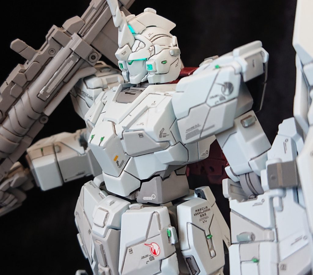 あれ？蛍光クリアの顔しかピカらない。目の錯覚？ぼんやり、光ってるのか？…あれ？