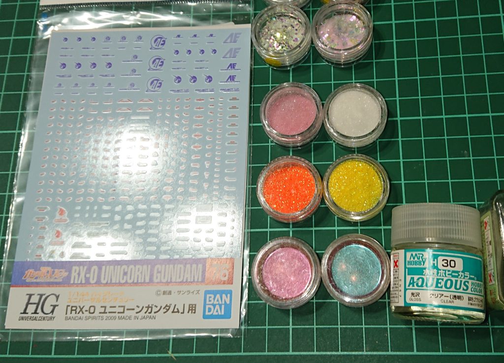 ちなみに、マジョーラの塗料は100均の粉(右下)に少量のクリアカラーで溶かして塗る。が、しかし、ご覧のとおりメタリックレッドです。生で見れば赤紫に偏光しますけど😅