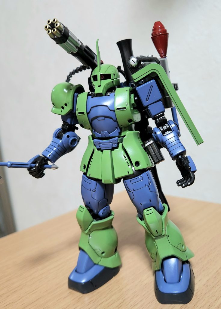 基本塗装が終わった状態。緑部分はMr.カラーMSグリーンをベースに緑と黄色を混ぜて調色。青部分はMr.カラーミディアムブルーに青と紫を混ぜて調色。デカール貼りつけ前なので光沢クリアを吹いてます。