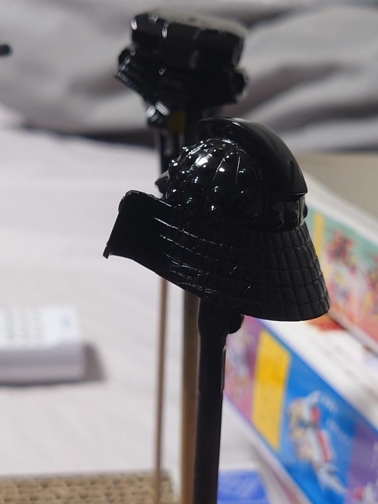 兜の鋲（ブツブツ）を強調させるためにレジンで大きくしてあります。