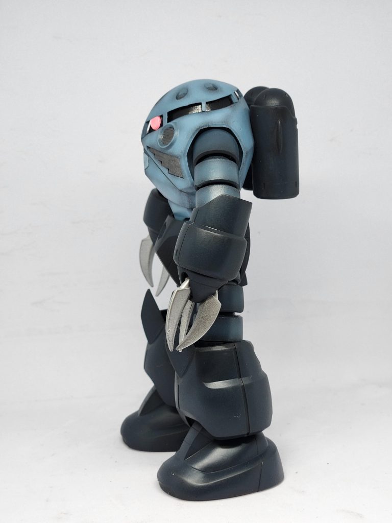 横。この角度で見る、肩辺りが、丸みを帯びていて、ロボ感が出てて、好みですね。