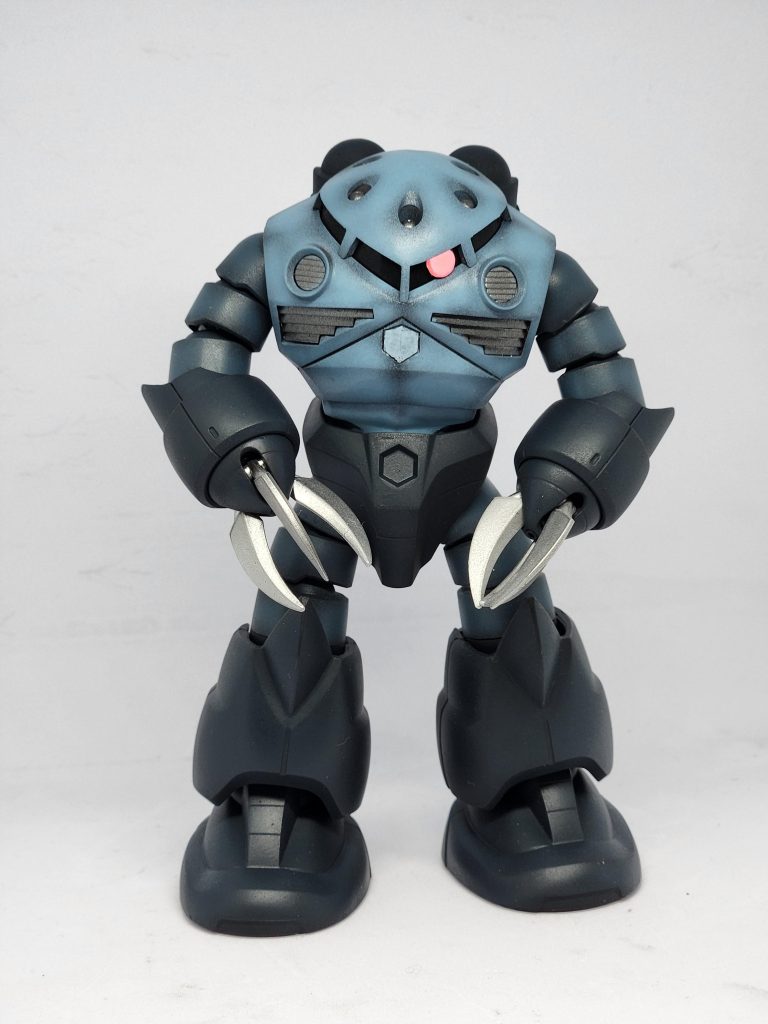 正面。なんとなくズゴックは前傾姿勢が好きです。淡い青とでも言いましょうか、この色味…良いっす。