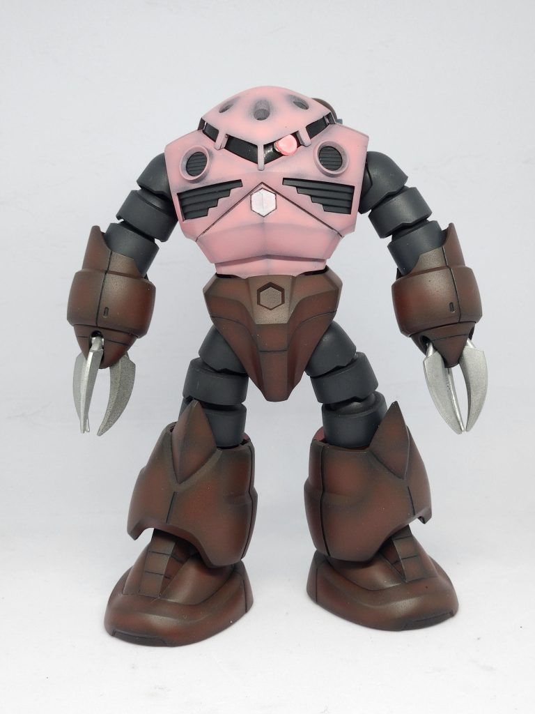 正面。個人的都合の塗装で、毎度の黒立ち上げ塗装で仕上げました。モノアイはマグネットで着脱、移動が可能となっております。がめんどくさいのでずっとこのままで💦