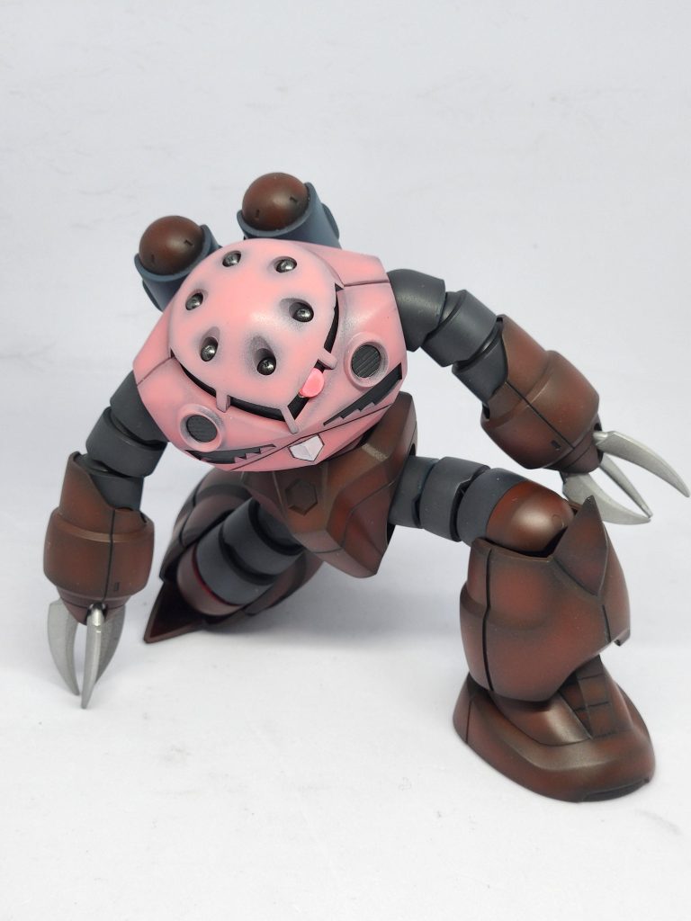 ポーズ1。ズゴック持ちなら必ずやってしまうであろうポーズですね。(たぶん…💦)この時の脚関節の感じにズゴック作って良かったと思いました!