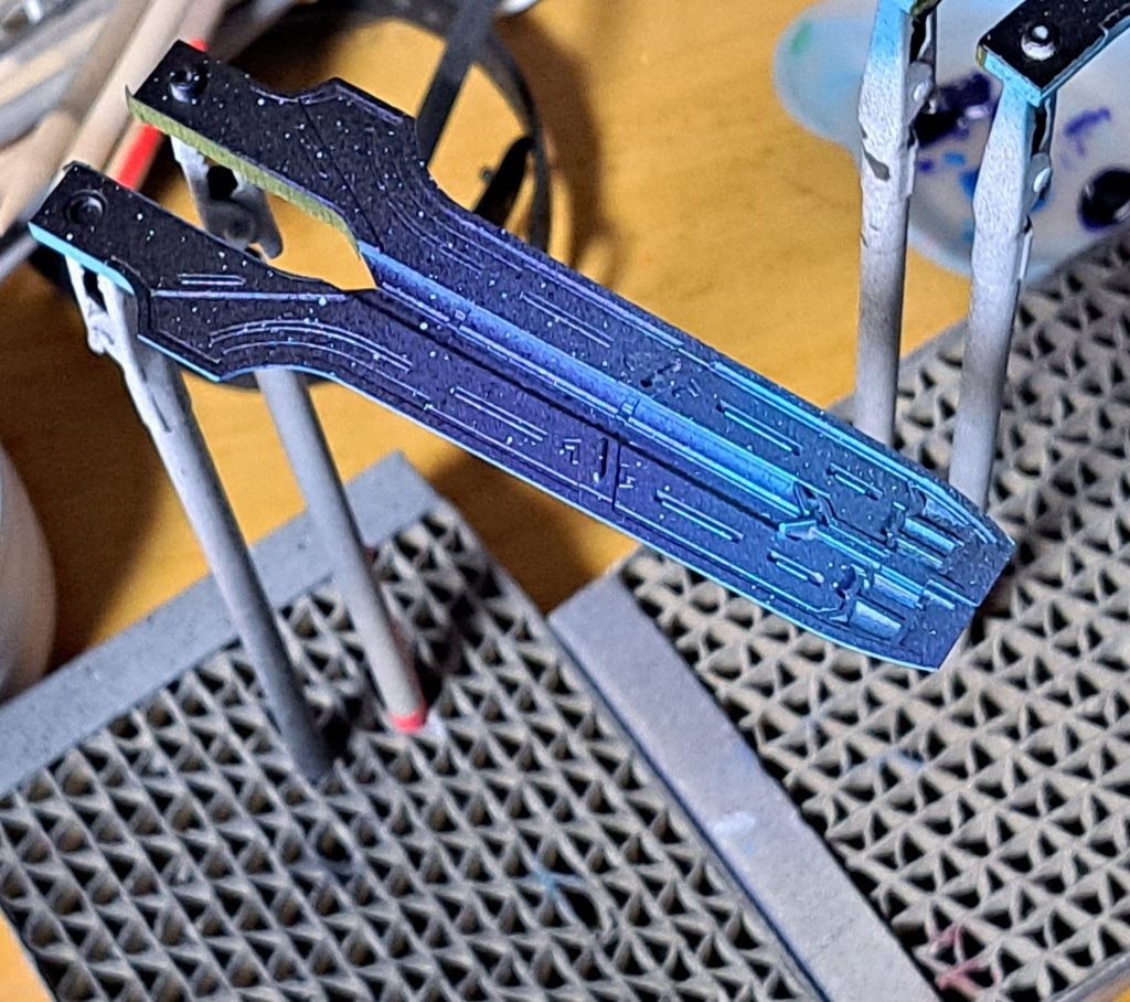 シュヴァルグランのマントとガンビットが同じく4枚なのでマント風の塗装をしました。グラデーションとスパッタリングでだいぶシュヴァルグランになりました