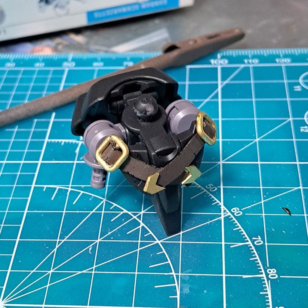 どうしても塗装だけじゃベルトを再現できそうになかったので、M.S.G. ウェポンユニット 日本刀 2に付属のベルトを使ってます。フロントアーマーの端とバックルを接着させてます。