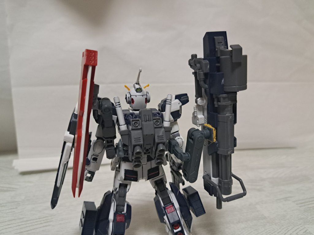 キャバルリーのバックパックのままでは、ペイルライダーのジョイントがくっつかない為、ペイルライダーのバックパックをピンバイスで穴を空けてキャバルリーのバックパックを接続。右側はペイルライダーとバトルアームアームズのパーツを、左側はレッドライダーのツヴァイハンダーを装備させる為、ホワイトライダーのジョイントをくっ付けました。