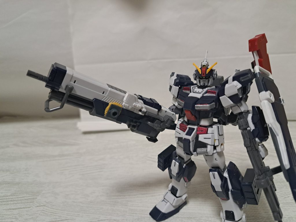 シェキナーが装備できる様に右腕をレッドライダーに交換。シェキナー本体もジョイントが付けられる様にバトルアームアームズのパーツをくっ付けてジョイントにくっ付けられる様に改造しました。両足のミサイルとシールドはペイルライダー陸戦型からかっぱらいました(笑)