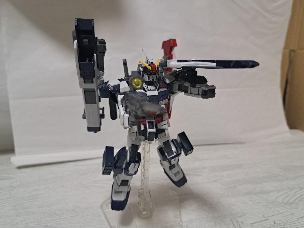 ビームライフルと左腕のビームガン連射ポーズ