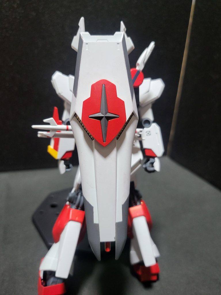 シールドは元機体のラーガンダムのシールドの一部を張り付けました。