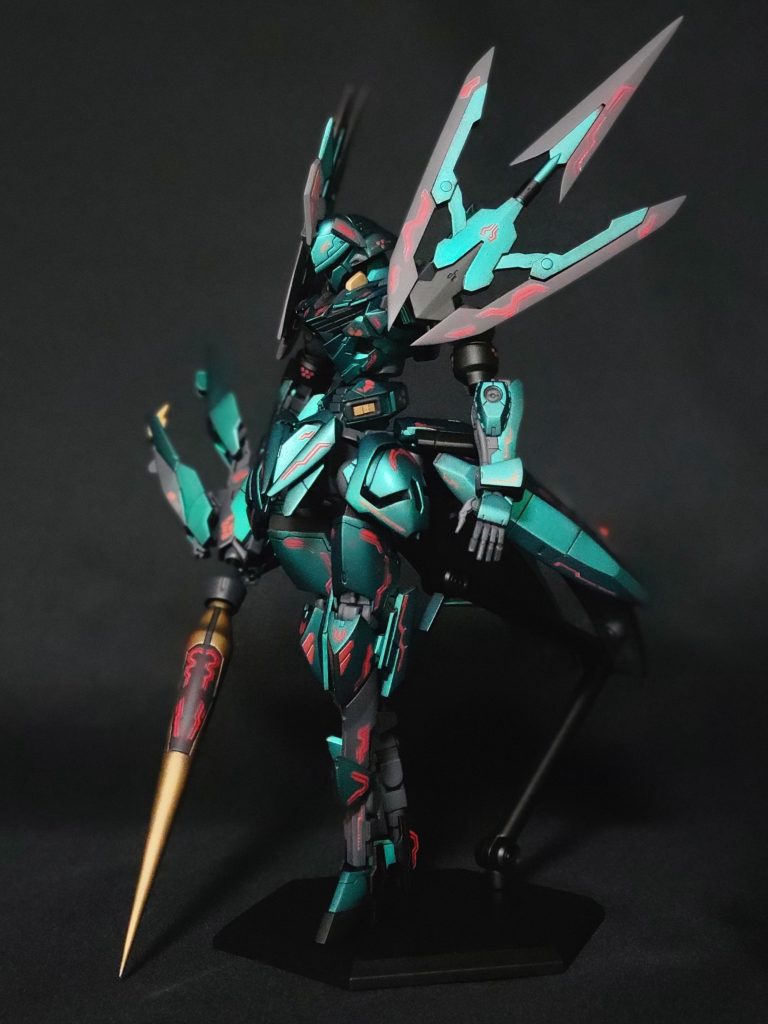 正面左側当初は女騎士みたいな感じを想像してミキシングしていましたが、肩をトライジェントの武器に変更してから全くそうじゃなくなったので、ガンダムとは違う世界観にしました。