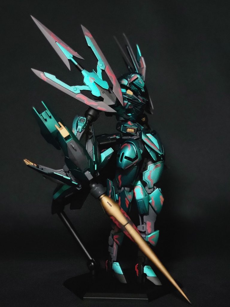 正面右側今回アシタのデカールをメインで使いたかったので、ディテールは面が多めでほぼ彫り直しだけにしています。