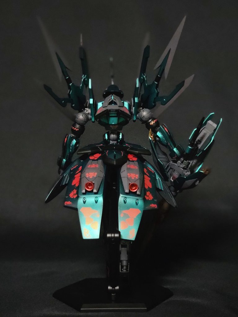 後ろ側スカート部はやりすぎなくらいデカールを貼りました。