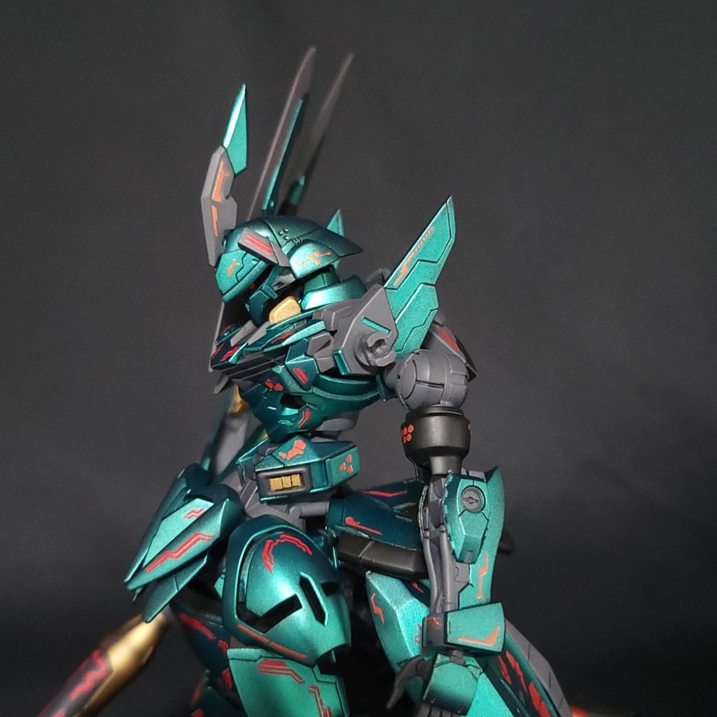 肩の接続方法はSDウイングEWの耳部を使っています。トライジェントのパーツはボールジョイントで、腕はその下に穴を空け30MMの肩パーツを使用しています。