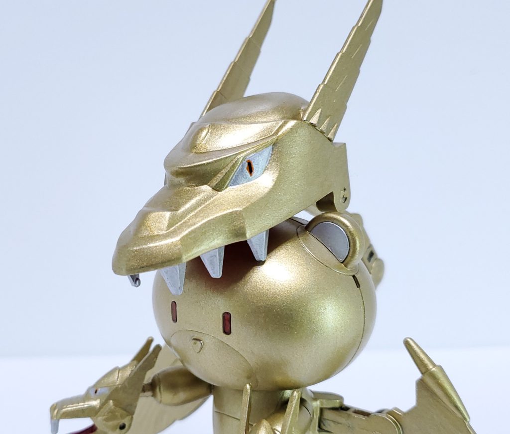 頭にのっている顔、背中の羽根と尻尾は聖龍機マルスドラグーンのキットからです。