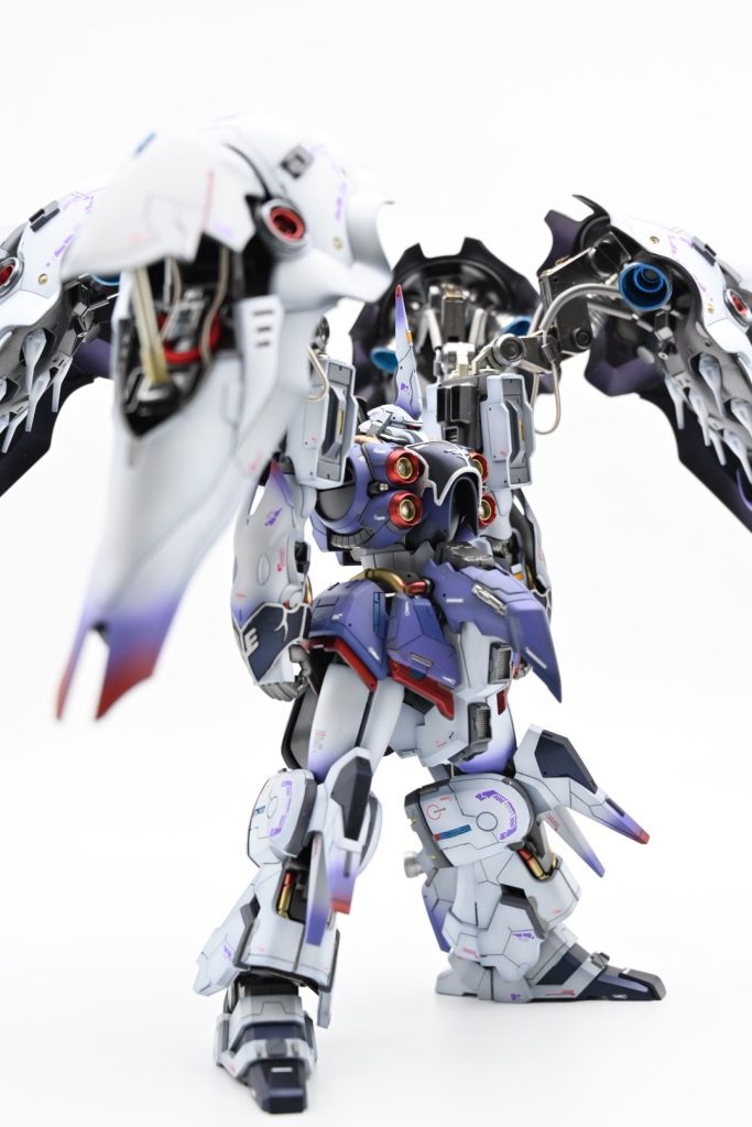 本体もだいぶ修正を加えています首を延長し、顎を引けるように肩の付け位置を変えて、肩を上方に、移動腹部で、3ミリ延長太もも左右1ミリ幅増し、10ミリ延長あとは、合わせ目消して、スジボリしましたアシタのデカールの紫を使用しましたが、いい感じです