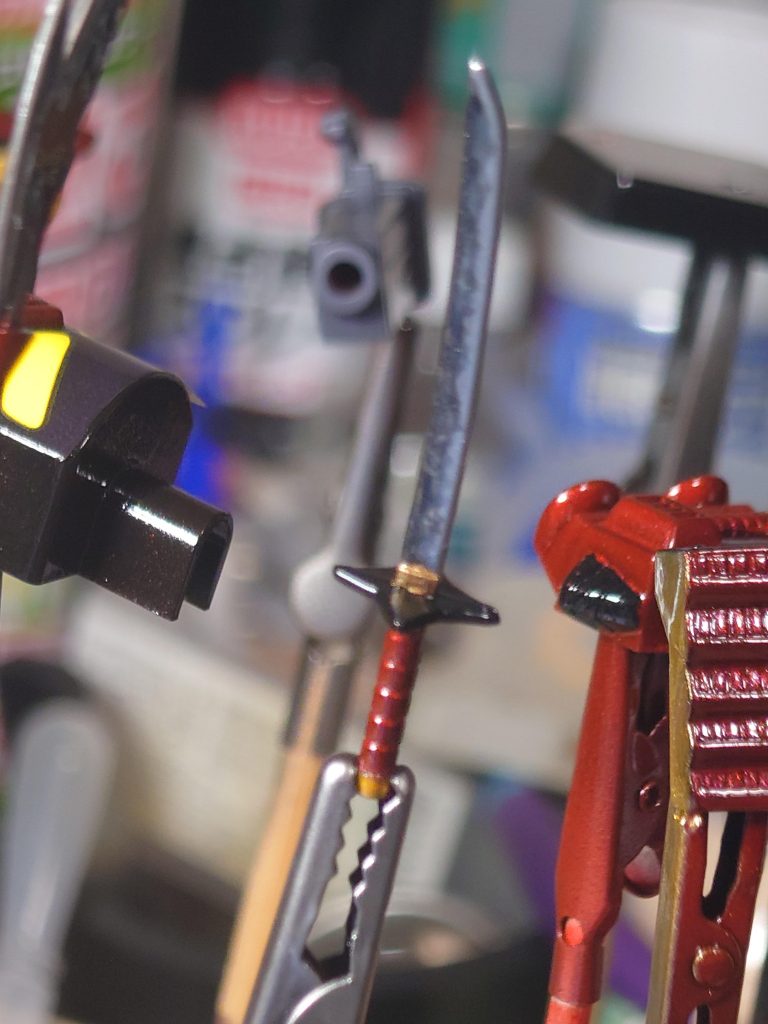 刀が細くてピントが合ってませんが・・・一応刃紋も塗り分けてあります。