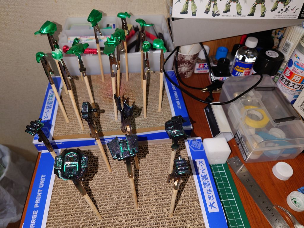 (奥)ルミナスメタグリーンで塗装(手前)上塗りでタミヤのラッカースプレー(メタリックブラック)で塗装