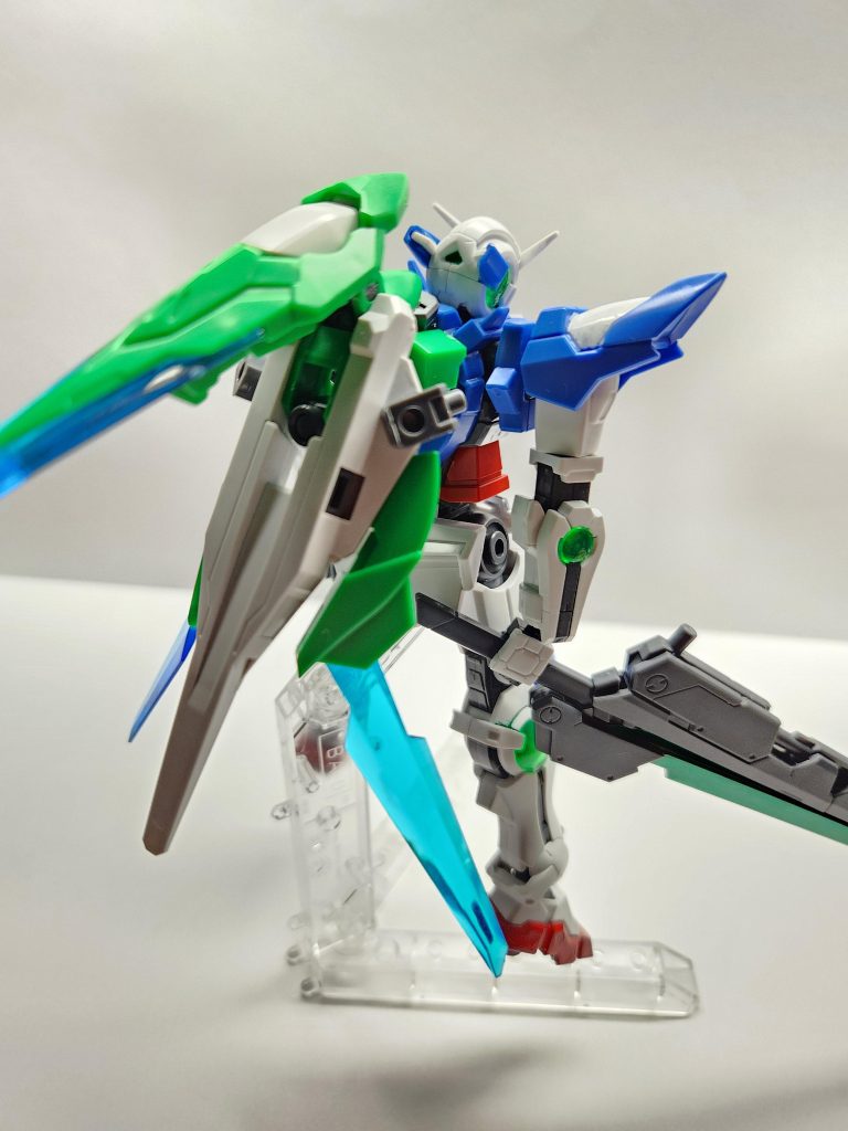 本気はクアンタベースのパーツが取り付けられており、クアンタ同様2基の太陽炉を直結させることが可能である。