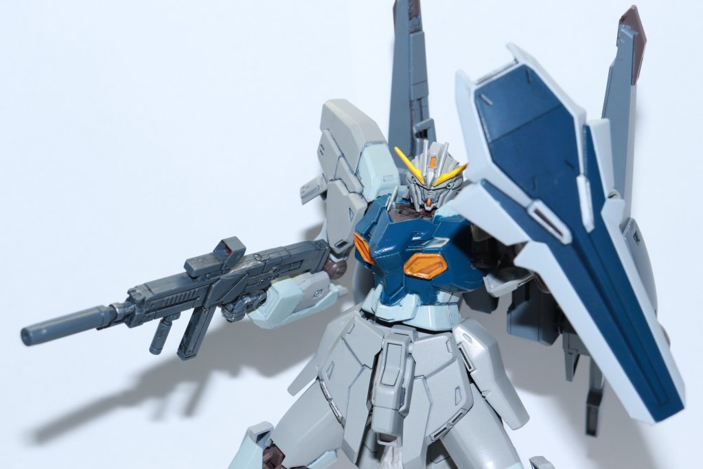 アナハイム社で製造されたシナンジュスタインのうち2号機はサイコフレームとインコムのテストを行うために専用のバックパックに換装されたという設定で作成しました。バックパックはシナンジュスタインのものをベースに左右にドーベン·ウルフのものを装備しています。