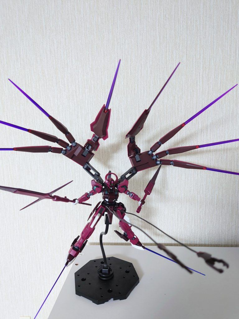 フロントアーマーにクロスボーンガンダムの物(シザーアンカー)を使用。敵機を強引に間合いに引き込んで仕留めます。