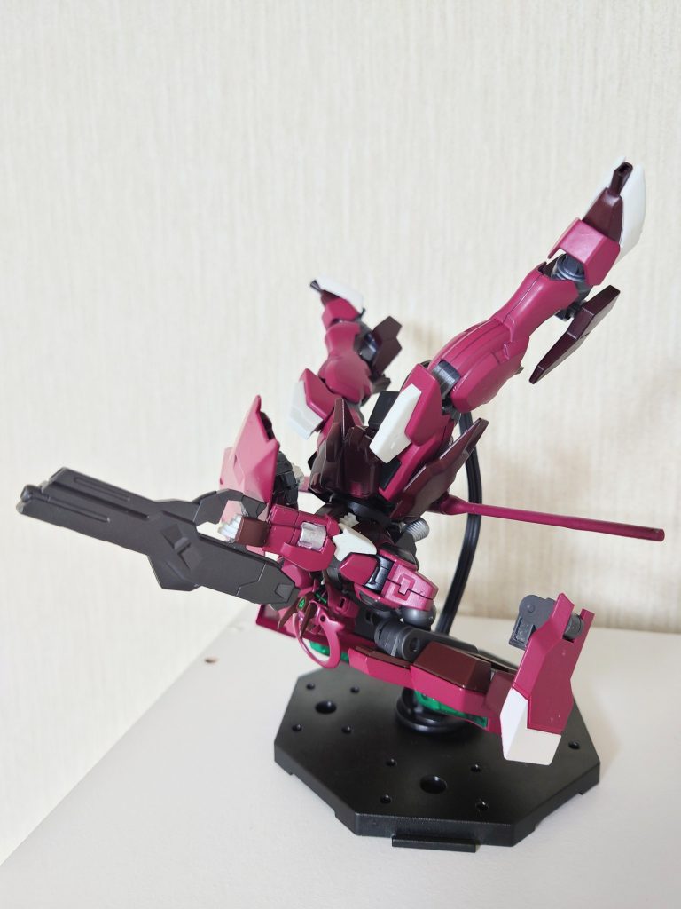 ビームライフル(ジャイオーンの物)装備。不使用時はバックパックに懸架。ビッグアームの親指部分は手持ちシールドとして装備可能。