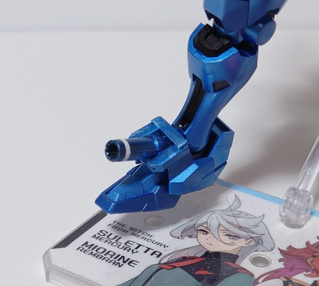 プラ棒とジャンクパーツで砲塔っぽいものを付けました。が、本物のビルドを確認したら砲塔じゃなくてキャタピラでした。ミオリネに怒られちゃう