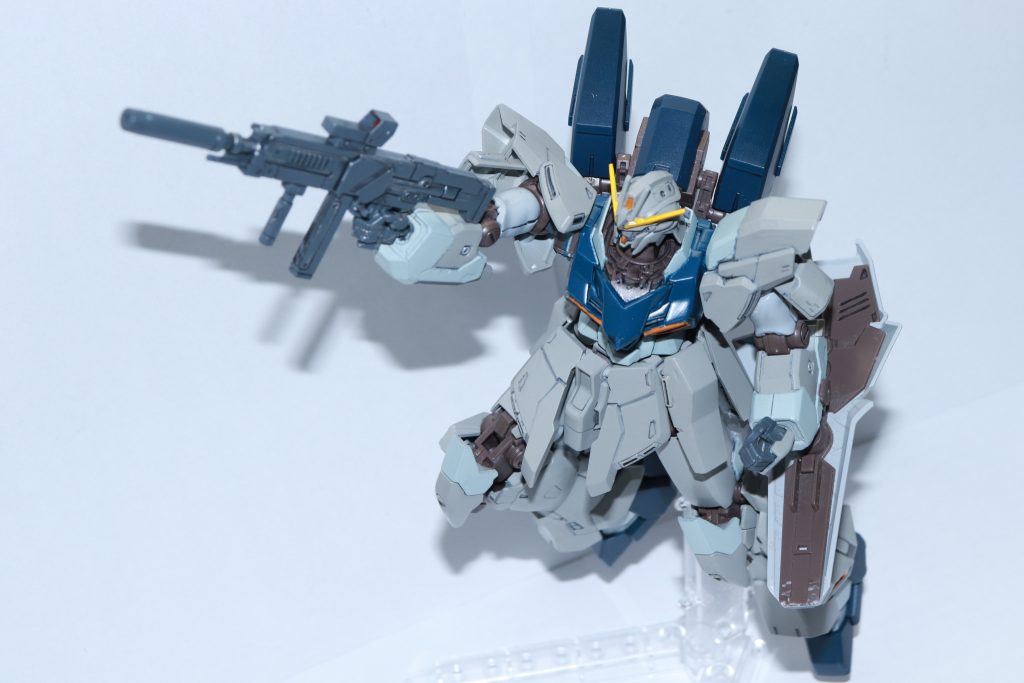 前回書き忘れていましたが, 使用した塗料はTAMIYA AS-2 明灰白色 〃 AS-5 ライトブルー 〃 TS-66 呉海軍工廠グレイ 〃 X-6 オレンジジェイズ 鉄道模型塗料 No.12 月光青色GISクレオス ガンダムマーカー GM08 イエローです。関節やシールド, 足は塗装せずトップコートのみ吹いています。