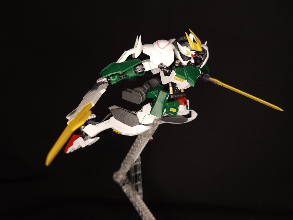 2つ目は｢ジュリアソード｣です。どこかで見たことある剣の形してますが希少金属を使用したラスタルに歯向かう逆賊を討ち取る剣です。こちらも特に大きな加工はせずに扱いやすい剣として作成しました。また、バエルの剣ラックをそのまま使用してるので抜刀ポーズもとれます。