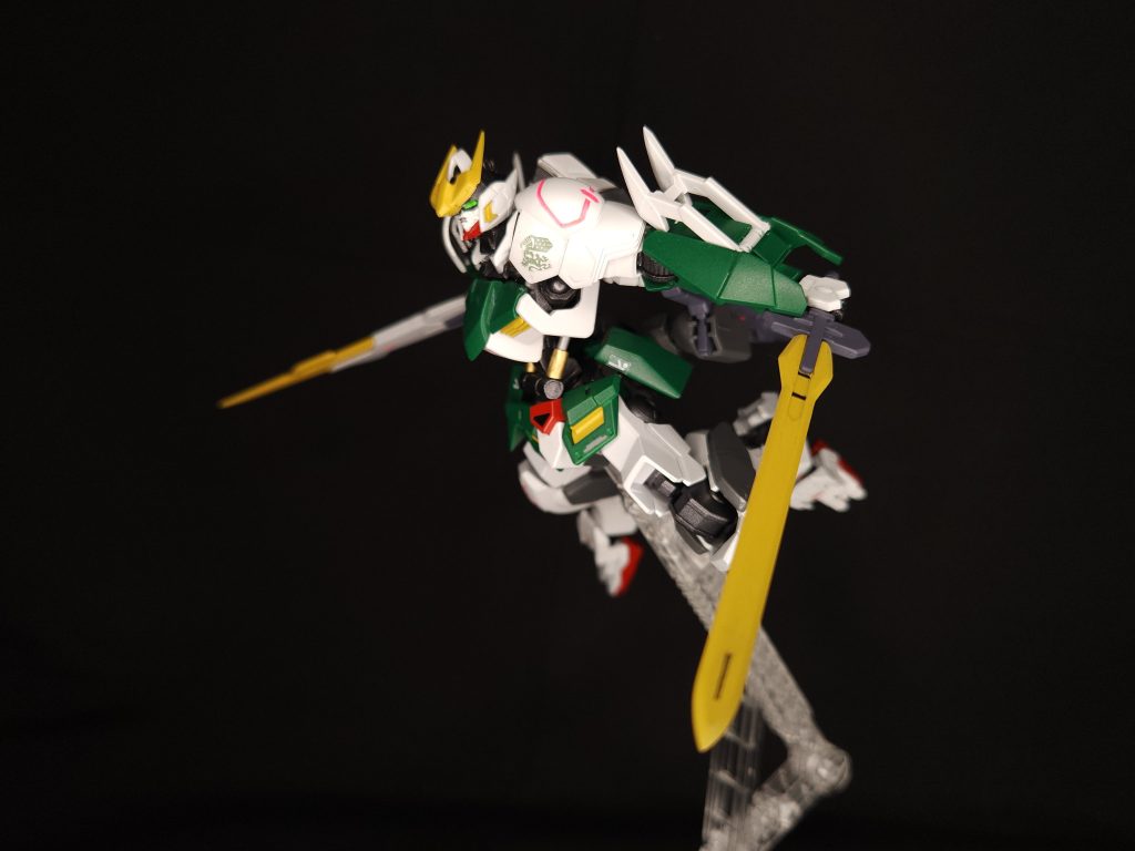 本機体はギャラルホルンで運用されているというコンセプトなので各所にギャラルホルンのマークを用いています。また、武装もテールソード以外は概ねギャラルホルン所有のものであったりしてます。カラーリングについてもレギンレイズを参考にして調整しました。また、今回第4形態をベースにしたのはバルバトス本来の形に最も近いのがこの形態であり、汎用性も高いという点に目を付けたからです。