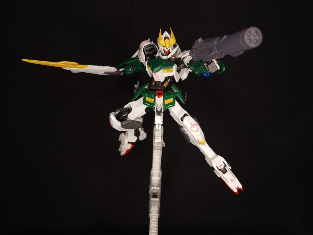 3つ目は｢ロケットランチャー｣です。レギンレイズの際に使用していたものを流用する形で装備しています。取り回しが良いようにリアスカートのウェポンラックに装備しています。元の鉄血オプションセット6に付属していたマルチウェポンラックを、剣などオミットする形で装備せてみました。奇跡的にバエルの剣ラックにハマったのでそこに担架させています。