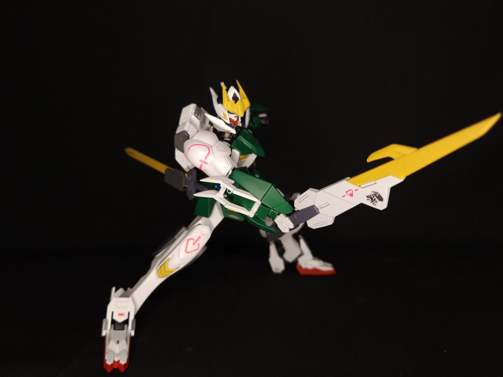 ここからは武装の紹介になります。1つ目は｢テールソード｣になります。この形状から察している人もいると思いますが、バルバトスルプスレクスのテールブレードを流用して、ラスタルを守るための剣へと錬成しました。大きく形状は変えず、シンプルに仕上げました。