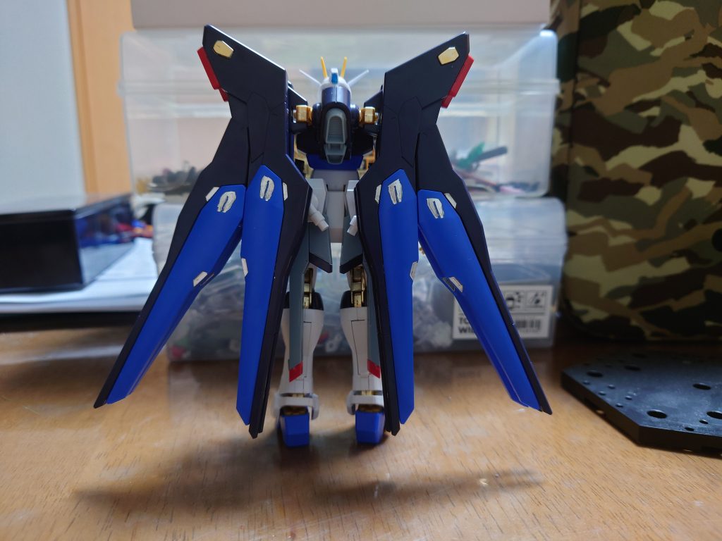 後ろから(こちらは最近RGを目指してゴールドで一部塗装しております)