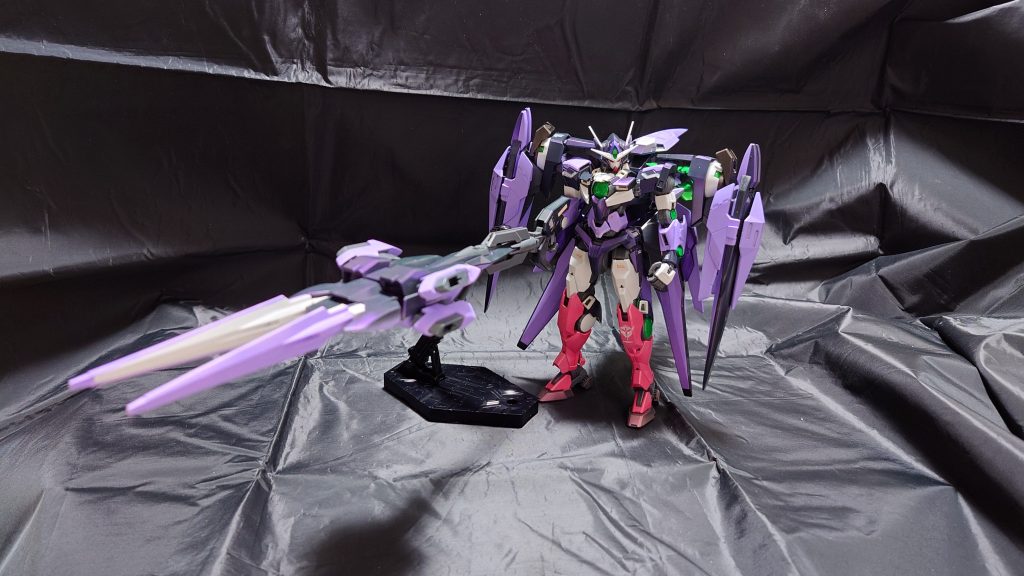 武装展開長過ぎ。ぶっとい怪光線を発射!GN粒子束により惑星すら破砕する…かもさすが自立は無理でして、クアンタ付属の台を使用します。尾部折り曲げたら鎌っぽい何かになります。