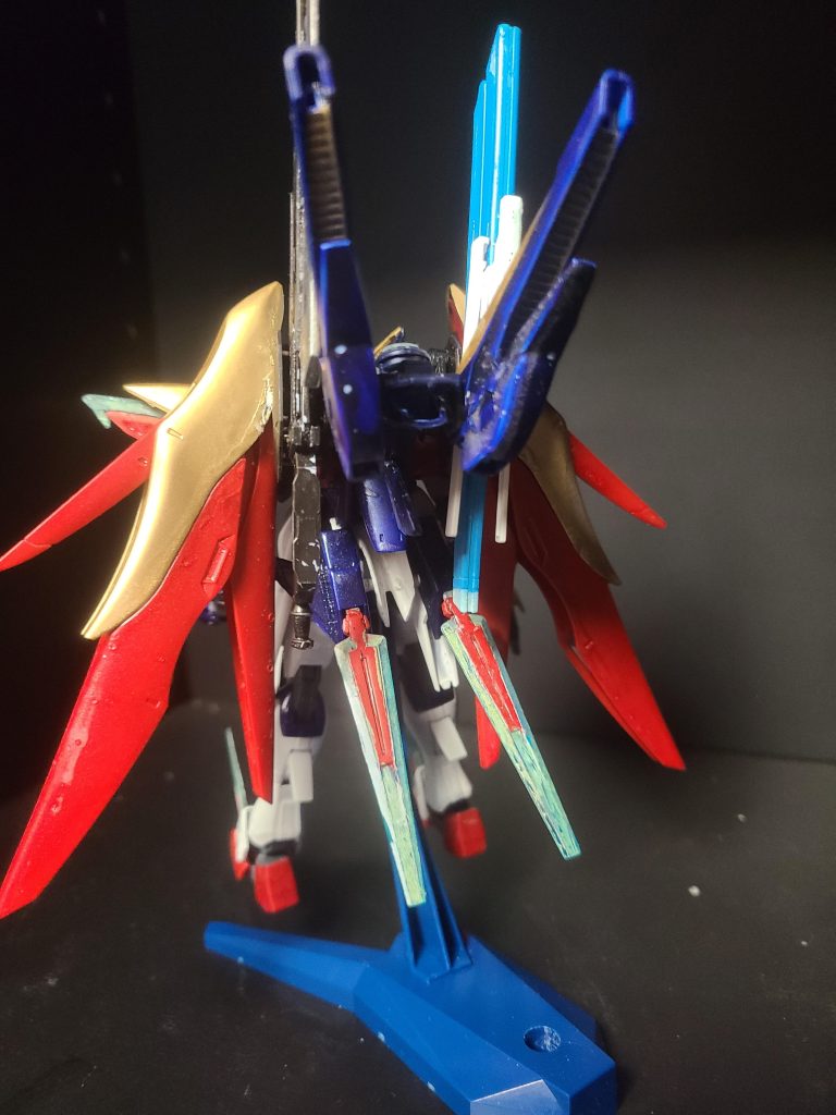 後ろ側から見た図です。腰のはFXのパックパックを接続してますね、一応バーニアも付いてるので推進補助にも使えます。デスティニーのバックパックにジャンクで無理やりV2のバックパックを繋げてますが、ギリギリ干渉しないラインでまとめられたと思います😊後、バックパックの武器は左右逆にしてるので上に突き出してる感もありますが、これも改造の醍醐味ですね!